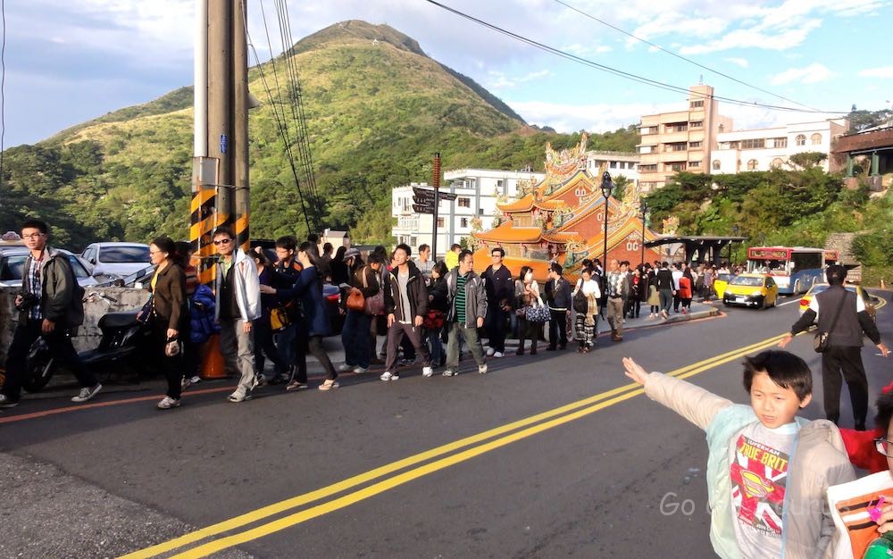 「九份老街」バス停から基山街入り口へ長蛇の列