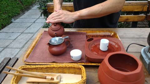 邀月茶坊　店員が手順･要領を教える