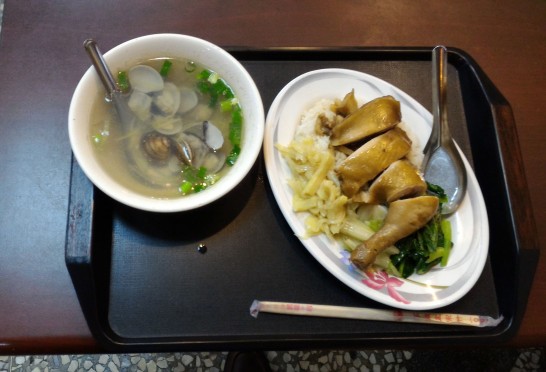 嘉義火鶏肉飯 鶏腿飯と貝スープ