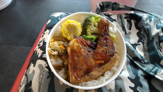 左営駅の鶏腿肉入り駅弁がたった100元 温かくて美味しい！