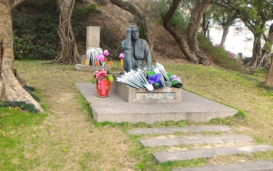 ダムを見下ろす八田與一座像3