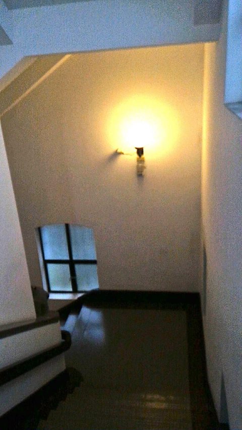3階から1階へ降りる廊下