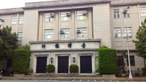 総統府東側正面右手の台湾銀行