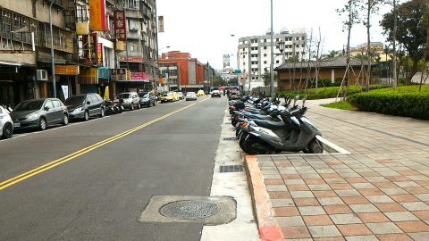 右手が西本願寺広場、正面に総統府