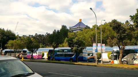 東側外から中正紀念堂を眺める